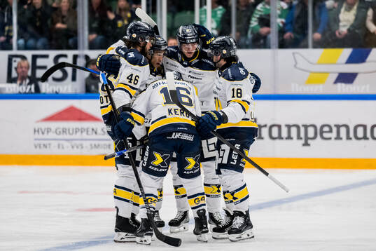 HV71s Joseph Laleggia jublar
