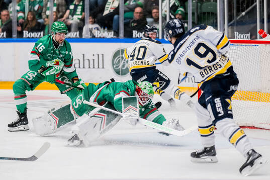 Rögles Lukas Ekeståhl-Jonsson och Gregor Biber och HV71s