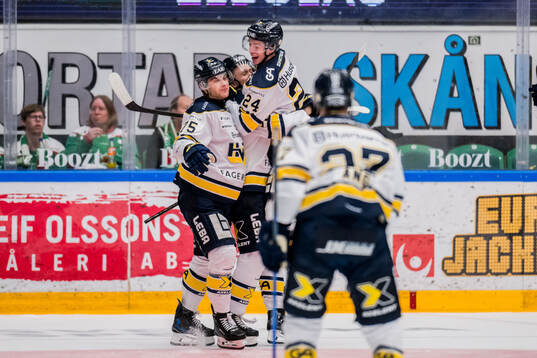 HV71s Olle Alsing och Oscar Fisker Molgaard jublar