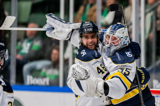 HV71s Joona Luoto och målvakt Olof Glifford jublar
