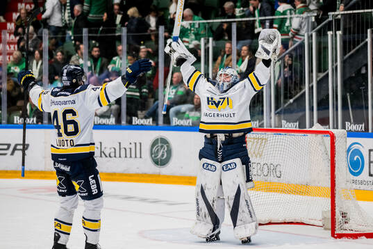 HV71s Joona Luoto och målvakt Olof Glifford jublar