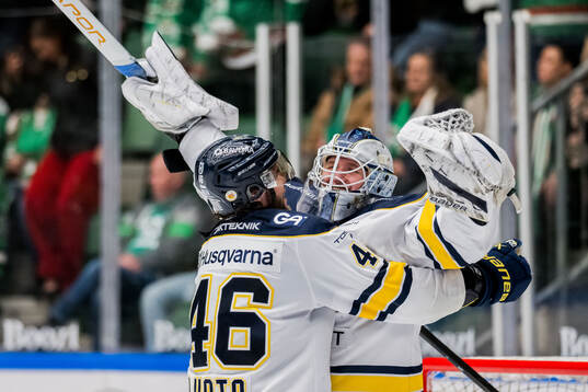 HV71s Joona Luoto och målvakt Olof Glifford jublar