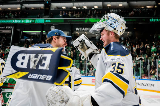 HV71s målvakt Hugo Alnefelt och målvakt Olof Glifford