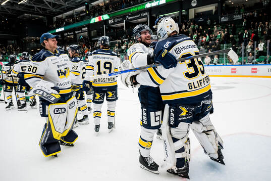 HV71s Oscar Engsund och målvakt Olof Glifford jublar