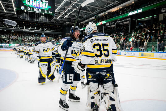 HV71s Oscar Engsund och målvakt Olof Glifford jublar