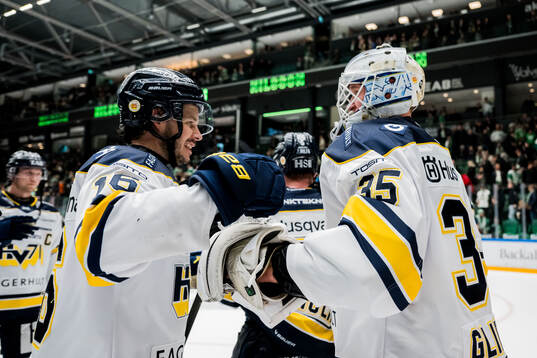 HV71s Tanner Kero och målvakt Olof Glifford jublar