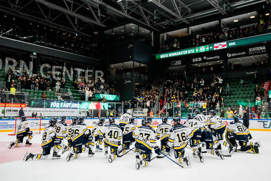 HV71 spelare jublar
