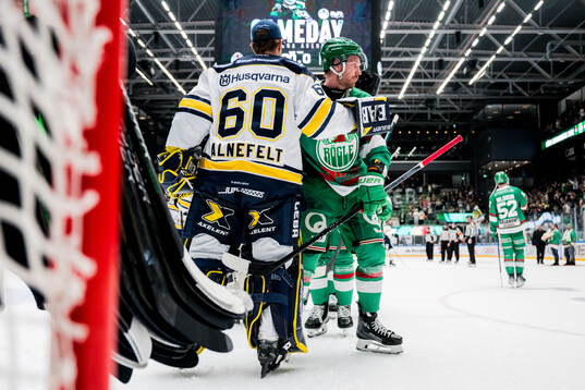 Rögles Linus Sandin och HV71s målvakt Hugo Alnefelt
