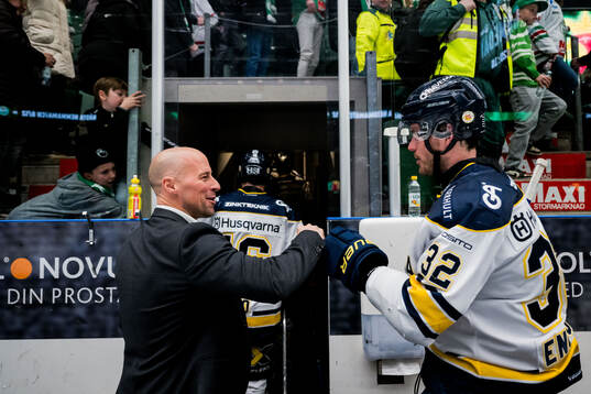 HV71s General manager Chris Abbott och Oscar Engsund jublar