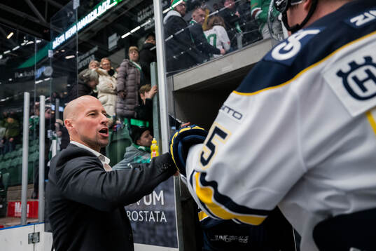 HV71s General manager Chris Abbott jublar