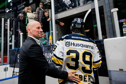 HV71s General manager Chris Abbott och Jamiro Reber jublar