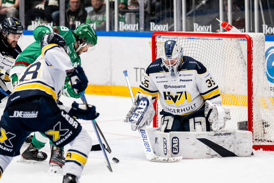 Rögles Dennis Everberg oroar mot HV71s målvakt Olof