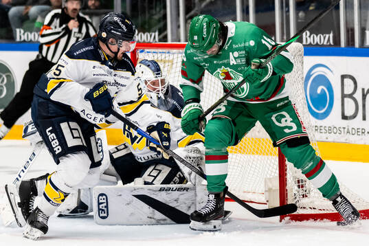 Rögles Dennis Everberg oroar mot HV71s målvakt Olof