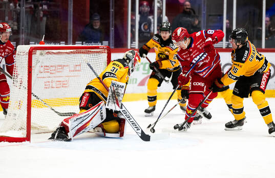 Luleås målvakt Matteus Ward och Timrås Oliver Kapanen