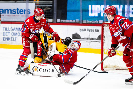 Luleås Brendan Shinnimin och Timrås målvakt Tim Juel och