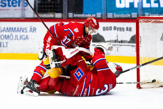 Luleås Brendan Shinnimin och Timrås målvakt Tim Juel och