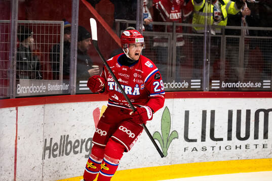 Timrås Filip Hållander jublar