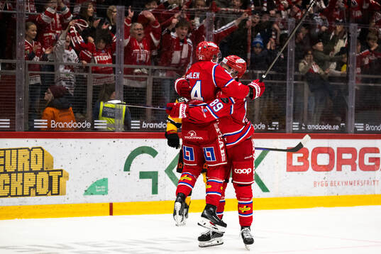 Timrås Oliver Kapanen och Jonathan Dahlén jublar