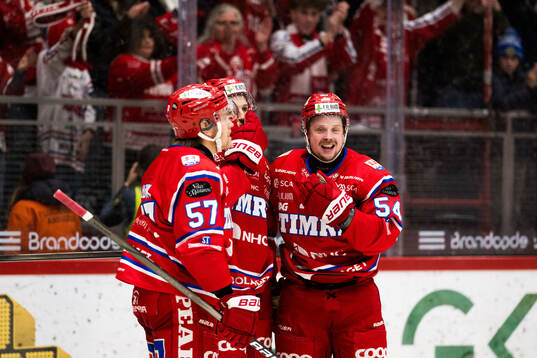 Timrås Jonathan Dahlén och Oliver Kapanen jublar