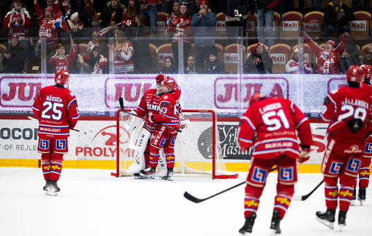 Timrås målvakt Tim Juel och Elmeri Eronen jublar
