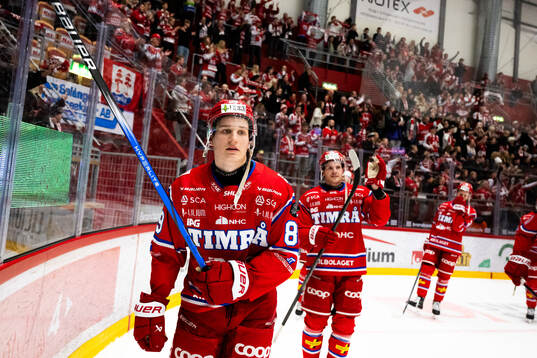 Timrås Oliver Kapanen tackar publiken