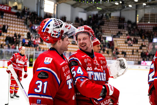 Timrås målvakt Tim Juel och Jonathan Dahlén jublar