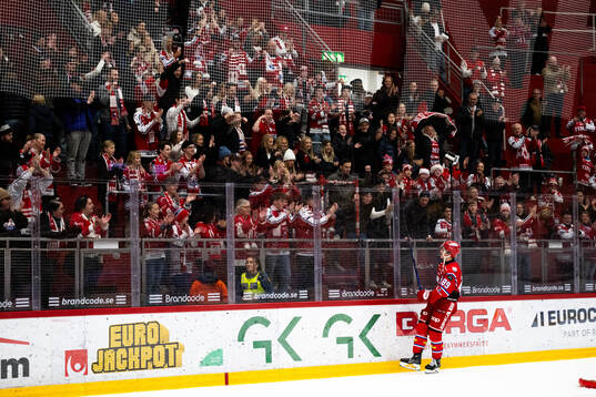 Timrås Oliver Kapanen tackas av timråsupportarna