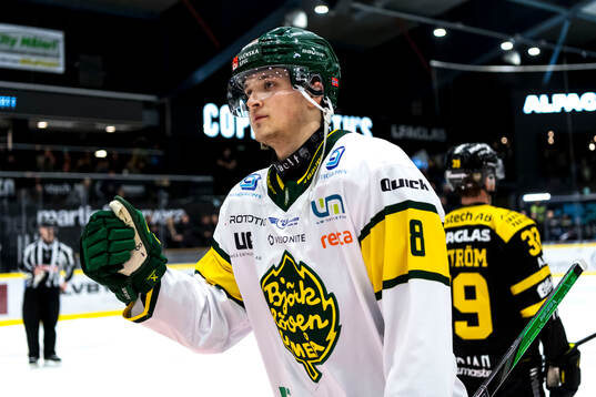 Björklövens Lucas Lagerberg jublar