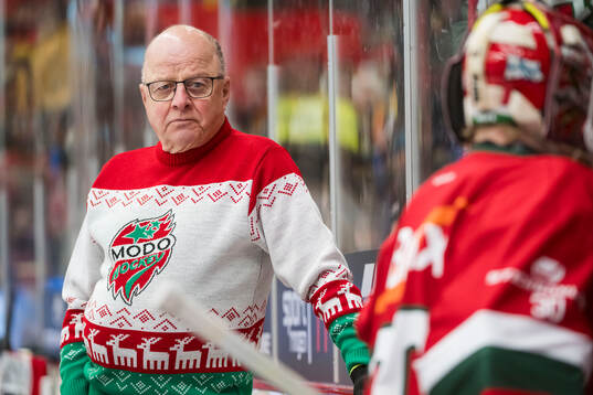 Modos Kjell-Åke Grundberg innan ishockeymatchen i SHL