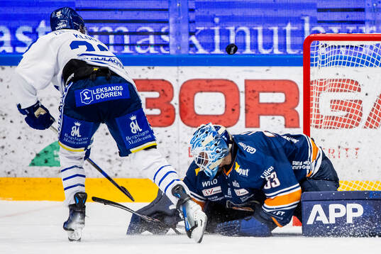 Leksands Justin Glenn Kloos och Växjös målvakt Emil Larmi