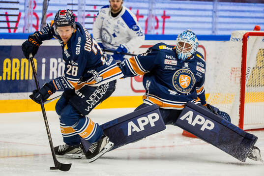 Växjös Hugo Gustafsson och målvakt Emil Larmi