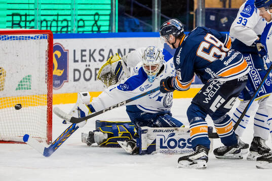 Leksands målvakt Marcus Gidlöf och Växjös Ville Svensson