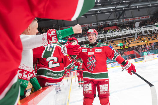 Modos Mattias Norlinder jublar