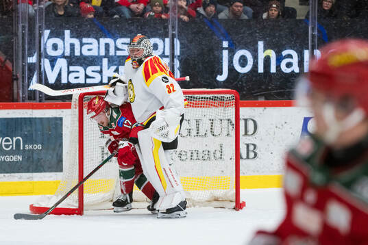 Modos Riley Woods och Brynäs målvakt Ludvig Persson