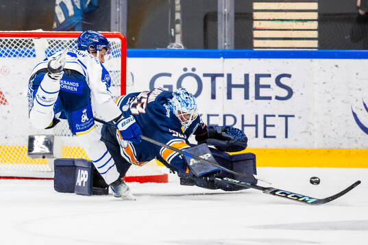 Leksands Anton Johansson och Växjös målvakt Emil Larmi