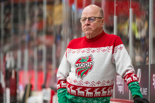 Modos Kjell-Åke Grundberg innan ishockeymatchen i SHL