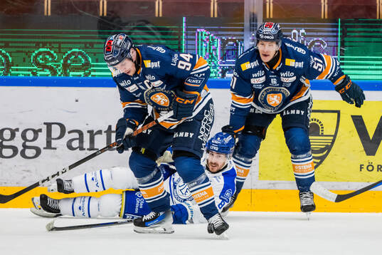 Växjös Joel Persson och Leksands Matt Caito och Växjös