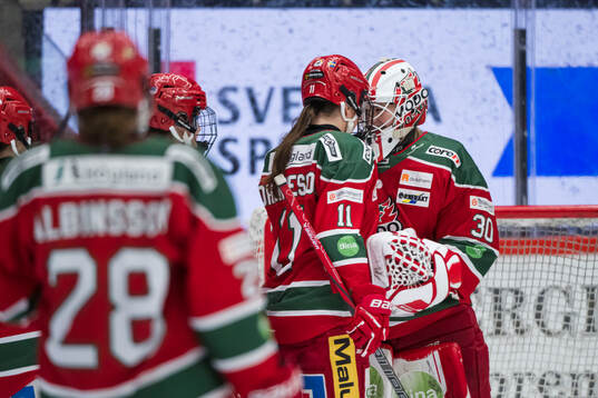 Modos målvakt Lovisa Persson och Moa Johannesson