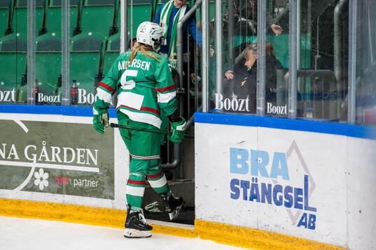 Rögles Amalie Andersen lämnar planen