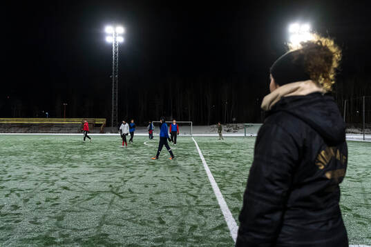 Ester Franco och spelare på Wenströmska IP