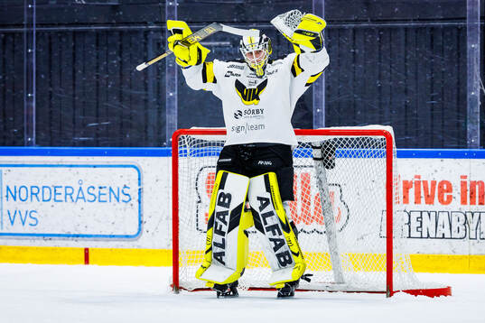 Västerås målvakt Rasmus Korhonen jublar