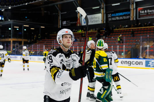 Västerås Elias Ekström jublar