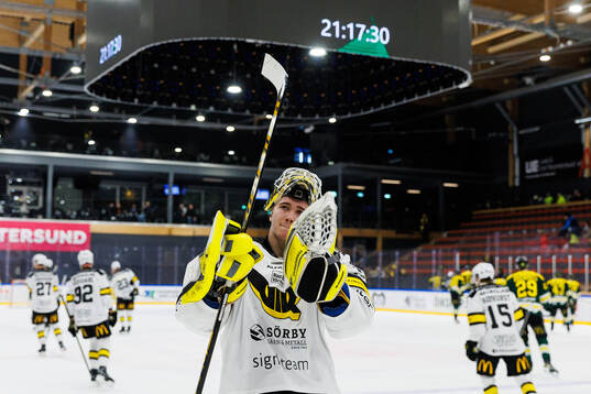 Västerås målvakt Rasmus Korhonen jublar