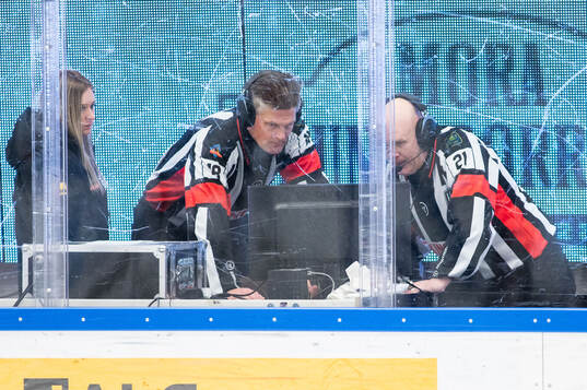 Domare Mikael Nord och Domare Anders Sandahl videogranskar