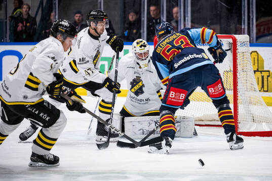 AIKs målvakt Victor Brattström  och Djurgårdens David