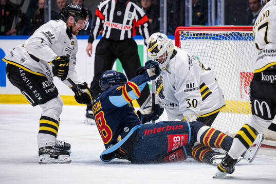 Djurgårdens Dick Axelsson och AIKs målvakt Victor