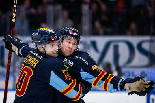 Djurgårdens Arvid Costmar och August Berg jublar