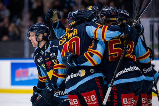 Djurgårdens  August Berg jublar med lagkamrater