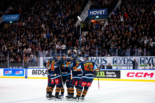 Djurgårdens  August Berg jublar med lagkamrater
