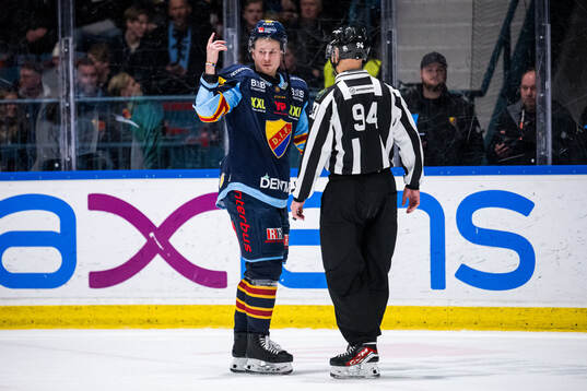 Djurgårdens Jakob Ragnarsson lämnar isen